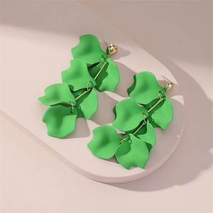 Boucles d'oreilles feuilles vertes avec clous cœur dorés sur socle beige
