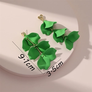 Boucles d'oreilles pétales verts avec clous en cœur dorés, mesurant 9,7cm sur 3,5cm