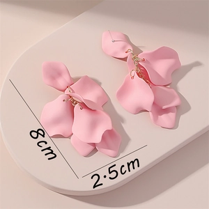 Détail de boucles d'oreilles pétales roses à pampilles avec dimensions de 8 cm