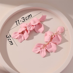 Détail de boucles d'oreilles longues à pampilles roses avec pétales de fleurs, longueur 11,3 cm
