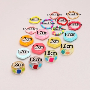 Détail d'un lot de bagues colorées en résine et perles avec indications de dimensions