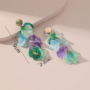 Détail des boucles d'oreilles fleurs de 9cm avec pétales en résine colorée