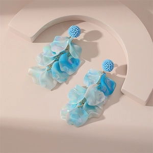 Détails des boucles d'oreilles pétales bleus avec fini nacré et clous perlés