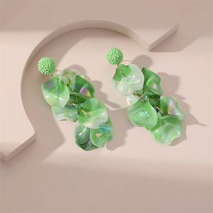 Macro d'oreilles pendantes feuilles vertes avec revêtement irisé sur les pétales