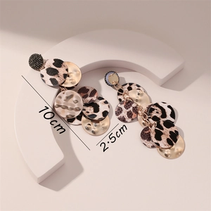 Vue détaillée des boucles d'oreilles de 10cm avec imprimé léopard et disques dorés