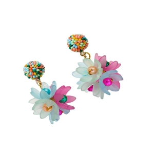 Boucles d'oreilles fleuries faites main avec pétales mats et détails de perles colorées
