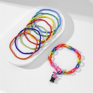 Detailansicht bunter Perlenfußkettchen mit Regenbogenkette und Flamingo-Anhänger