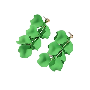 Boucles d'oreilles pendantes à pétales vert et pompons dorés faits à la main