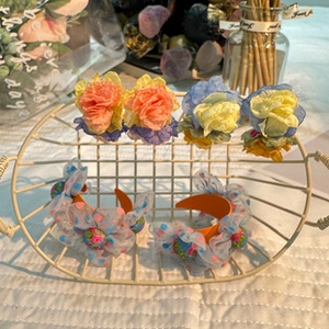 Détails de pinces à cheveux fleurs faites main en tissu jaune pastel et tulle bleu