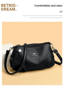 Détail d'un sac bandoulière en cuir noir avec trois poches zippées et logo métallique chic