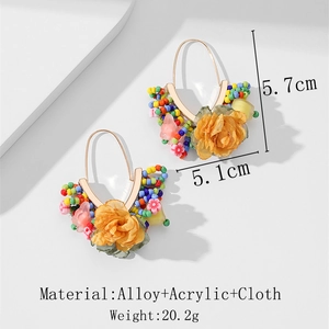 Détail de boucles d'oreilles en perles faites main, dimensions 5,7 cm de haut et 5,1 cm de large
