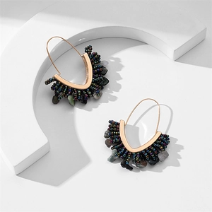 Détail de boucles d'oreilles en V faites main avec perles de rocaille et pierres fines