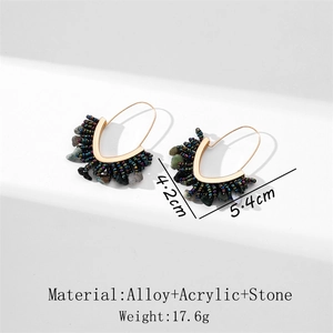 Détail de boucles d'oreilles en V perlées colorées avec dimensions en alliage et pierre
