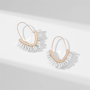 Detailansicht der Boho-V-Ohrringe mit weißen Perlen und goldener Metallstruktur
