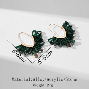 Détail de boucles d'oreilles faites main avec dimensions de 6,8 cm de haut et 5,5 cm de large