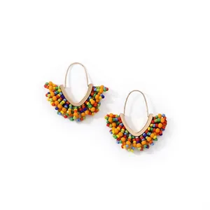 Boucles d'oreilles de Noël bohèmes avec perles colorées et franges dorées en V