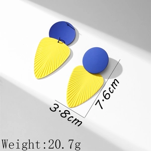 Détail de boucles d'oreilles feuilles colorées avec dimensions 7,6cm x 3,8cm et poids