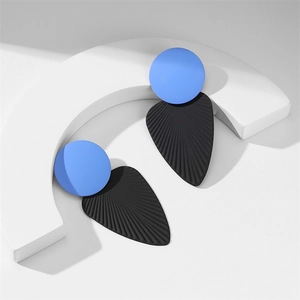 Vue détaillée des boucles d'oreilles géométriques avec clous bleu ciel et pendentifs feuilles noirs