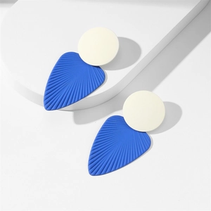 Vue détaillée des boucles d'oreilles bleu Klein en forme d'éventail texturé mat
