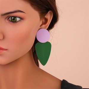 Détails de boucles d'oreilles géométriques avec cercles violets et pendentifs feuilles