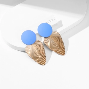 Détail de clous d'oreilles bleu mat et pendentifs feuilles dorées à texture radiale