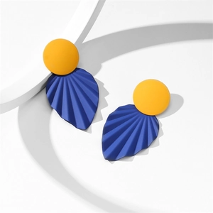 Vue détaillée de boucles d'oreilles feuille avec clous jaunes et pendentifs bleus