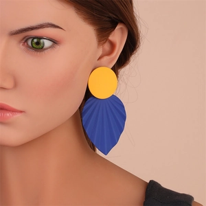 Boucles d'oreilles feuilles colorées avec créoles jaunes mates et pendentifs bleus