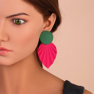 Boucles d'oreilles géométriques tendance avec cercle vert et motif de feuille rose