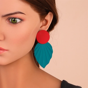 Détail de grandes boucles d'oreilles en forme d'éventail fini mat rouge et bleu paon