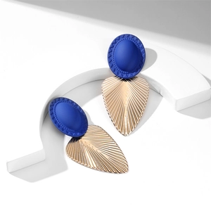 Détails des boucles d'oreilles ovales bleu mat avec pendentifs feuilles dorées