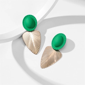 Détail de boucles d'oreilles feuilles avec disque vert mat et pendentifs dorés