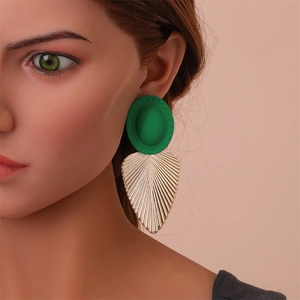 Vue détaillée de boucles d'oreilles feuilles dorées avec puces vertes mates