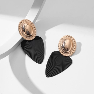 Vue détaillée de boucles d'oreilles noires en éventail avec clou doré sur socle