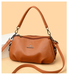 Vue détaillée du sac bandoulière marron en cuir texturé avec logo kangourou métallique
