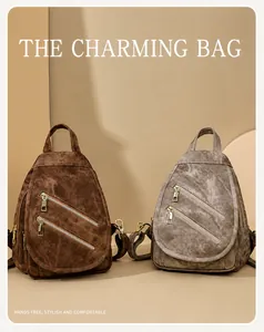 Detalle de bolsos bandolera vintage de cuero suave en marrón y gris con cremalleras