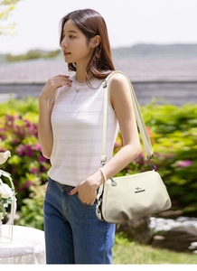 Sac à bandoulière en cuir crème texturé avec logo kangourou métallique en extérieur