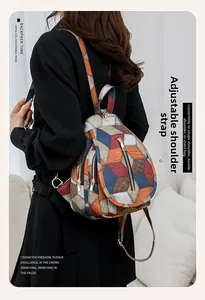 Vista posteriore dettagliata di uno zaino patchwork geometrico colorato con zip