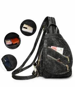 Vista detallada de la mochila retro con múltiples bolsillos y gran capacidad de carga