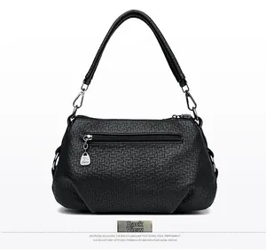 Détail du dos du sac à main en cuir synthétique noir avec une poche zippée