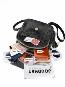 Vista superior del bolso bandolera de lona gris con gran capacidad para objetos diarios
