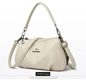 Détail du sac blanc cassé texture lychee avec logo kangourou doré et fermeture éclair