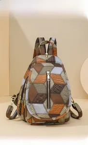 Dettaglio della borsa a tracolla in pelle patchwork vintage con pannelli geometrici