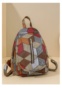 Dettaglio della trama in pelle patchwork e cerniera in metallo sullo zaino colorato