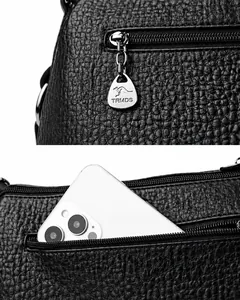 Détail du sac en cuir grainé noir avec zip métallique et poche arrière antivol pratique