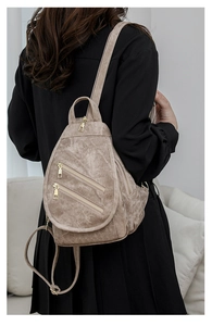 Detalle del bolso bandolera retro de cuero suave caqui con bolsillos de cremallera