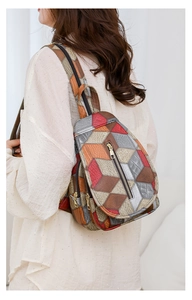 Dettaglio della borsa a tracolla con patchwork geometrico colorato e cerniere in metallo dorato