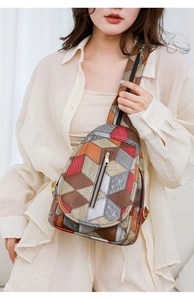 Vista dettagliata della borsa a tracolla patchwork multicolore con trama coccodrillo
