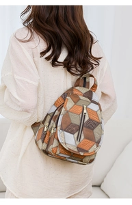 Dettaglio della borsa a tracolla patchwork con trama a coccodrillo e zip dorate