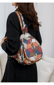 Vista dettagliata di una borsa a tracolla in pelle multicolore con design patchwork