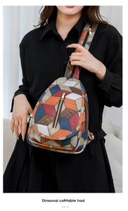 Dettaglio dello zaino patchwork color-block con texture a coccodrillo e zip dorata